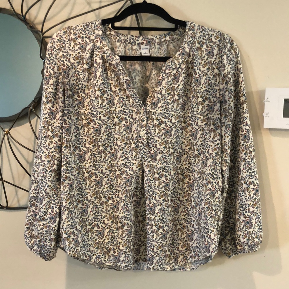Old Navy floral blouse. Good condition.